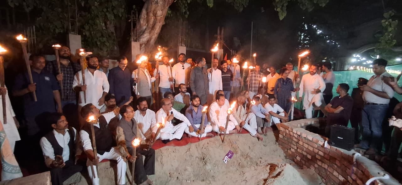 खन्नौत नदी के किनारे रेत के अंदर अनशन पर लेटा नबी सलमान। संवाद खन्नौत नदी के किनारे रेत के अंदर अनशन पर लेटा नबी सलमान। संवाद