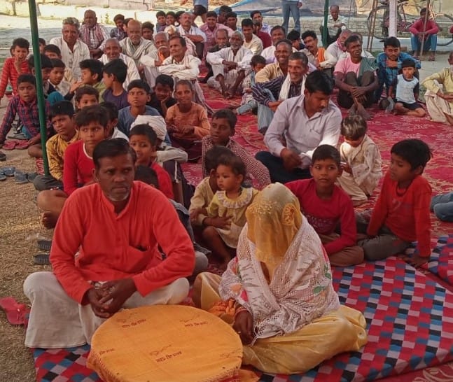 मंडी स्थित दुर्गा माता मंदिर में नवरात्र के आठवें दिन माता का शृंगार व पूजन करते पुरोहित और श्
