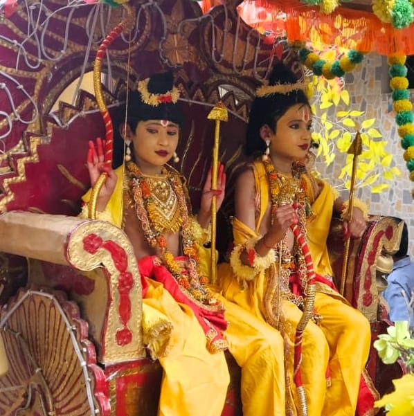 मंडी स्थित दुर्गा माता मंदिर में नवरात्र के आठवें दिन माता का शृंगार व पूजन करते पुरोहित और श्