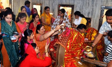 मंडी स्थित दुर्गा माता मंदिर में नवरात्र के आठवें दिन माता का शृंगार व पूजन करते पुरोहित और श्