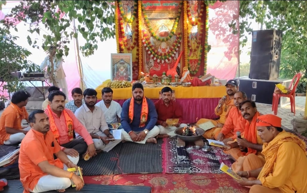 मंडी स्थित दुर्गा माता मंदिर में नवरात्र के आठवें दिन माता का शृंगार व पूजन करते पुरोहित और श्