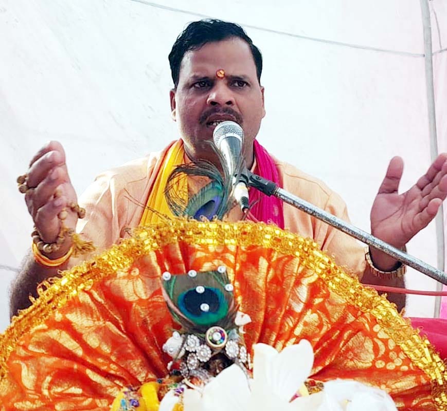 मंडी स्थित दुर्गा माता मंदिर में नवरात्र के आठवें दिन माता का शृंगार व पूजन करते पुरोहित और श्