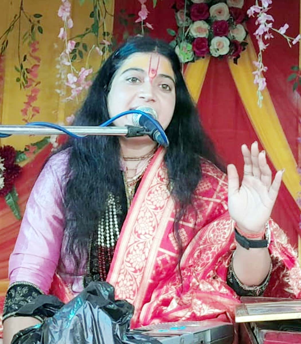 मंडी स्थित दुर्गा माता मंदिर में नवरात्र के आठवें दिन माता का शृंगार व पूजन करते पुरोहित और श्