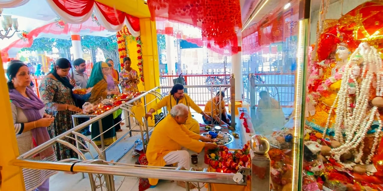 मंडी स्थित दुर्गा माता मंदिर में नवरात्र के आठवें दिन माता का शृंगार व पूजन करते पुरोहित और श्