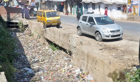 मोहल्ला महमंद हद्दफ में बस्ती के बीच खुला हुआ नाला। संवाद