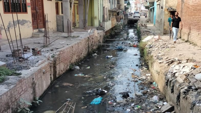 मोहल्ला महमंद हद्दफ में बस्ती के बीच खुला हुआ नाला। संवाद