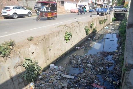 मोहल्ला महमंद हद्दफ में बस्ती के बीच खुला हुआ नाला। संवाद