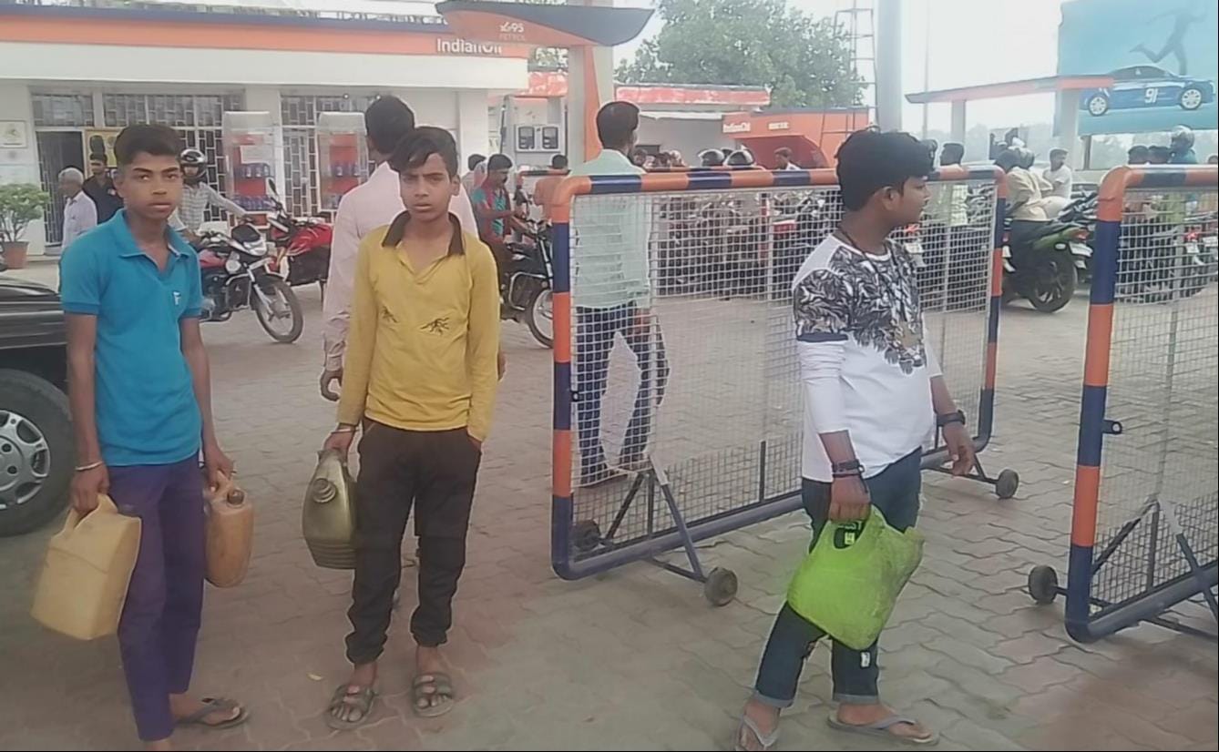 महरू मुर्तिहा में बंद हिंदुस्तान पेट्रोलियम की टंकी। महरू मुर्तिहा में बंद हिंदुस्तान पेट्रोलियम की टंकी।