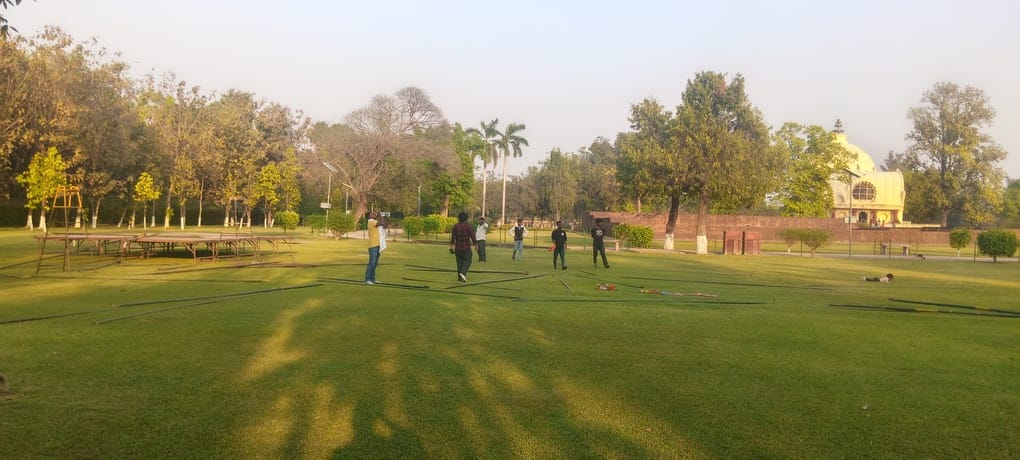 महापरिनिर्वाण मंदिर में इंटरनेशनल बुद्धिस्ट कांक्लेव के लिए लग रहे टेंट। संवाद महापरिनिर्वाण मंदिर में इंटरनेशनल बुद्धिस्ट कांक्लेव के लिए लग रहे टेंट। संवाद
