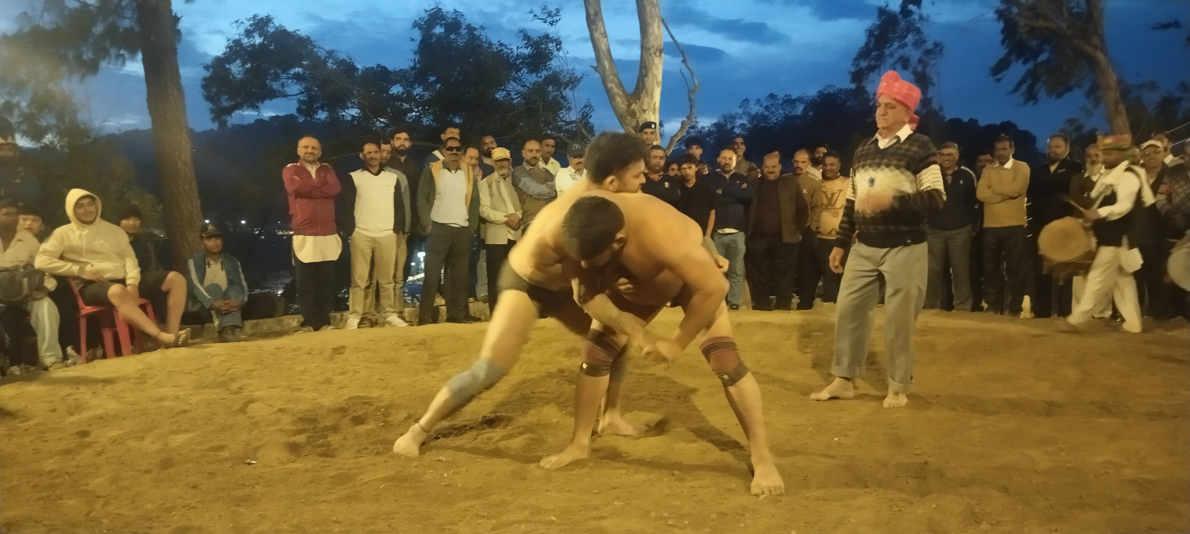 मनसा माता मेले के दौरान आयोजित दंगल के विजेता और उपविजेता पहलवान मुख्यातिथि के साथ। संवाद