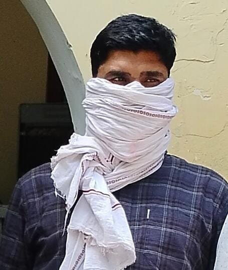 मीरानपुर कटरा में मादक पदार्थ के तस्कर की संपत्ति सीज करने के दौरान मौजूद पुलिस।