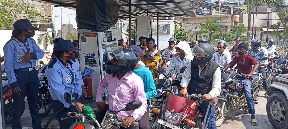 मथौली नगर पंचायत स्थित इण्डेन  पेट्रोल पंप पर लगा भीड।संवाद