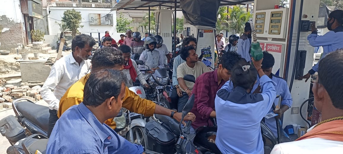 मथौली नगर पंचायत स्थित इण्डेन  पेट्रोल पंप पर लगा भीड।संवाद