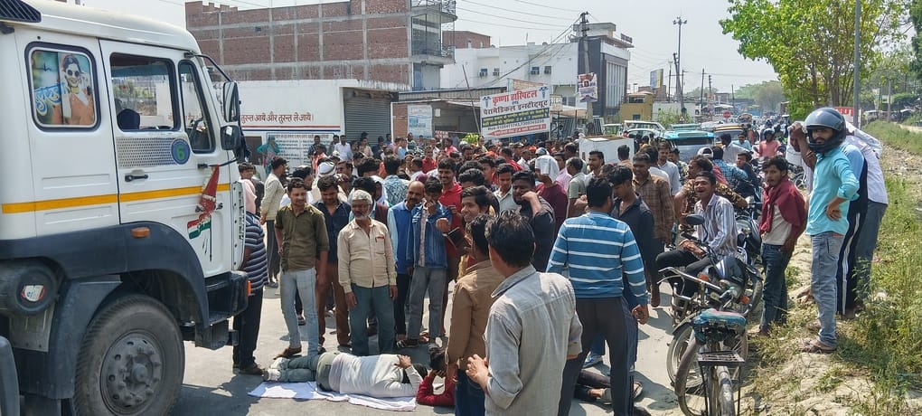 मथौली नगर पंचायत स्थित इण्डेन  पेट्रोल पंप पर लगा भीड।संवाद