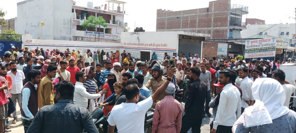 मथौली नगर पंचायत स्थित इण्डेन  पेट्रोल पंप पर लगा भीड।संवाद