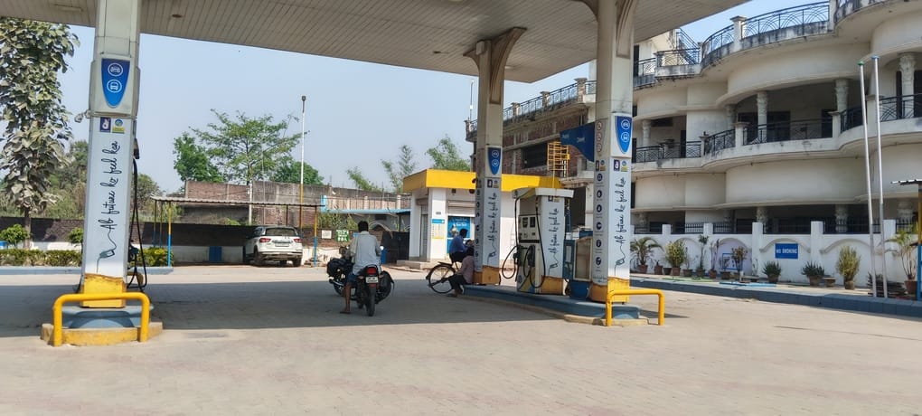मथौली नगर पंचायत स्थित इण्डेन  पेट्रोल पंप पर लगा भीड।संवाद