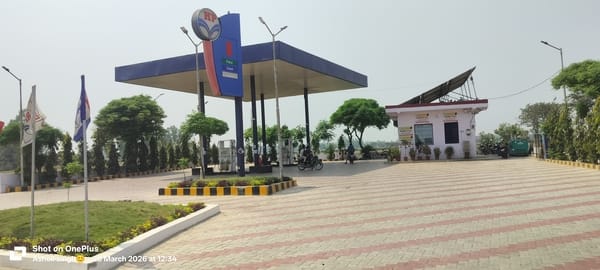 मथौली नगर पंचायत स्थित इण्डेन  पेट्रोल पंप पर लगा भीड।संवाद