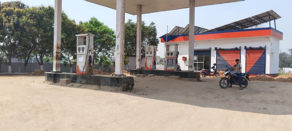 मथौली नगर पंचायत स्थित इण्डेन  पेट्रोल पंप पर लगा भीड।संवाद