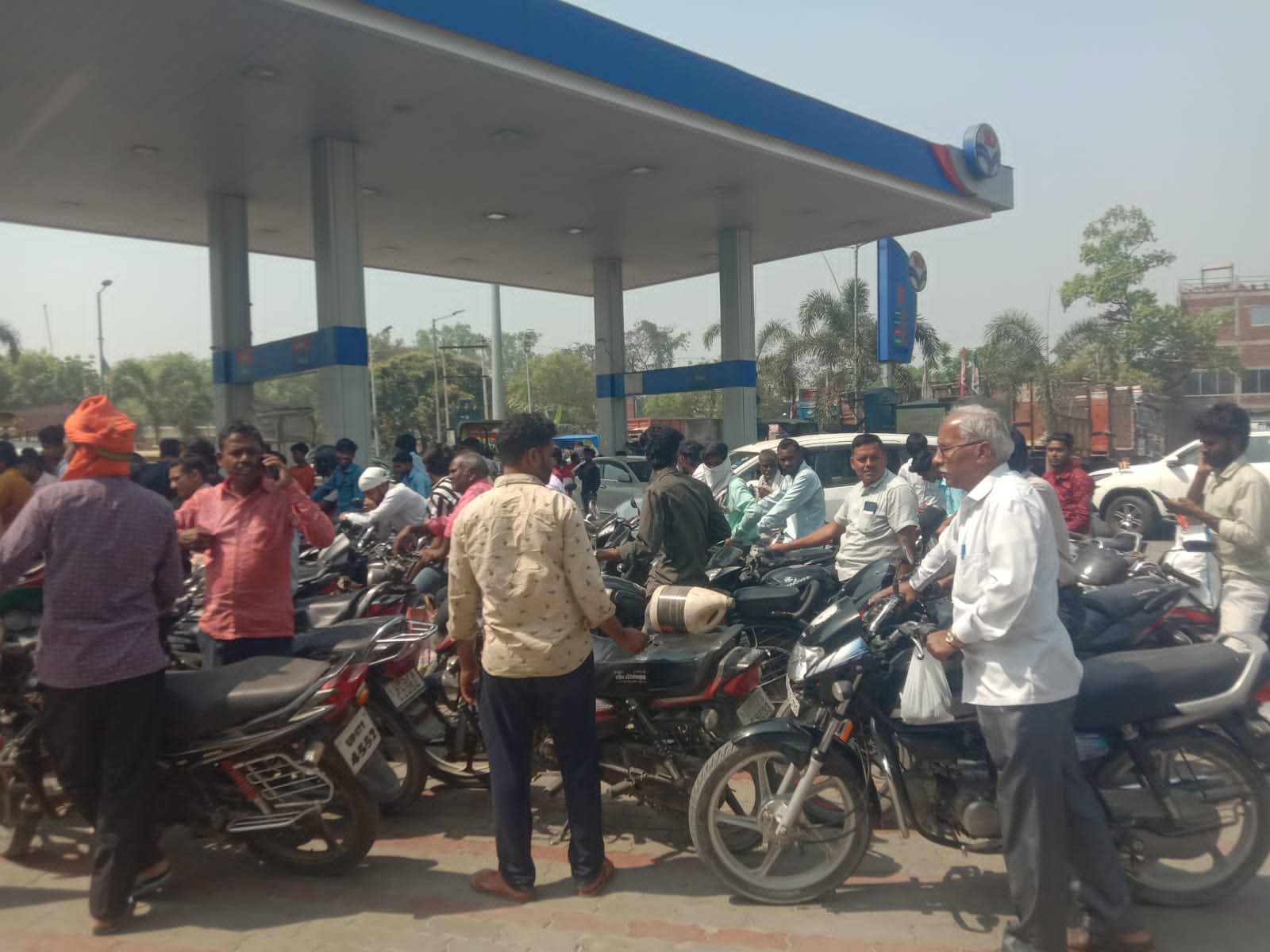 मथौली नगर पंचायत स्थित इण्डेन  पेट्रोल पंप पर लगा भीड।संवाद