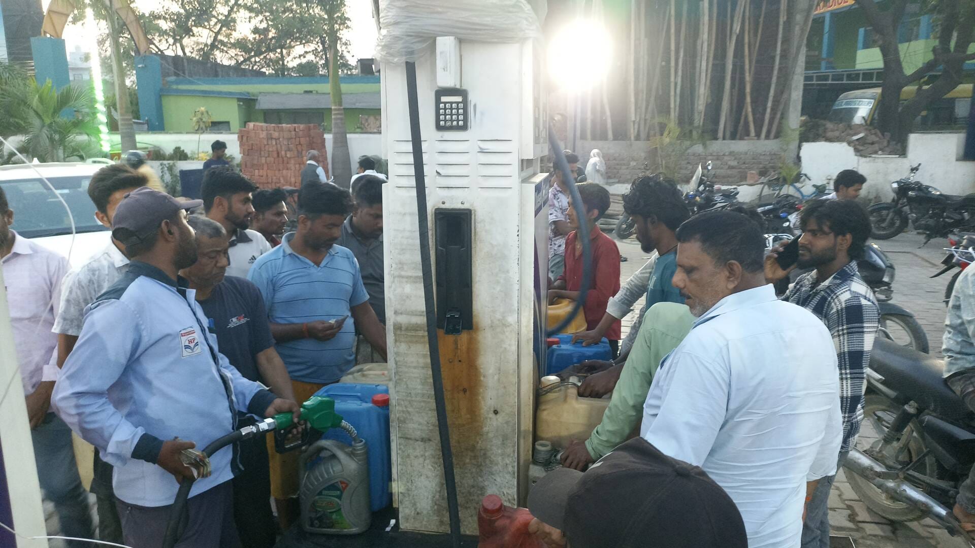 मथौली नगर पंचायत स्थित इण्डेन  पेट्रोल पंप पर लगा भीड।संवाद