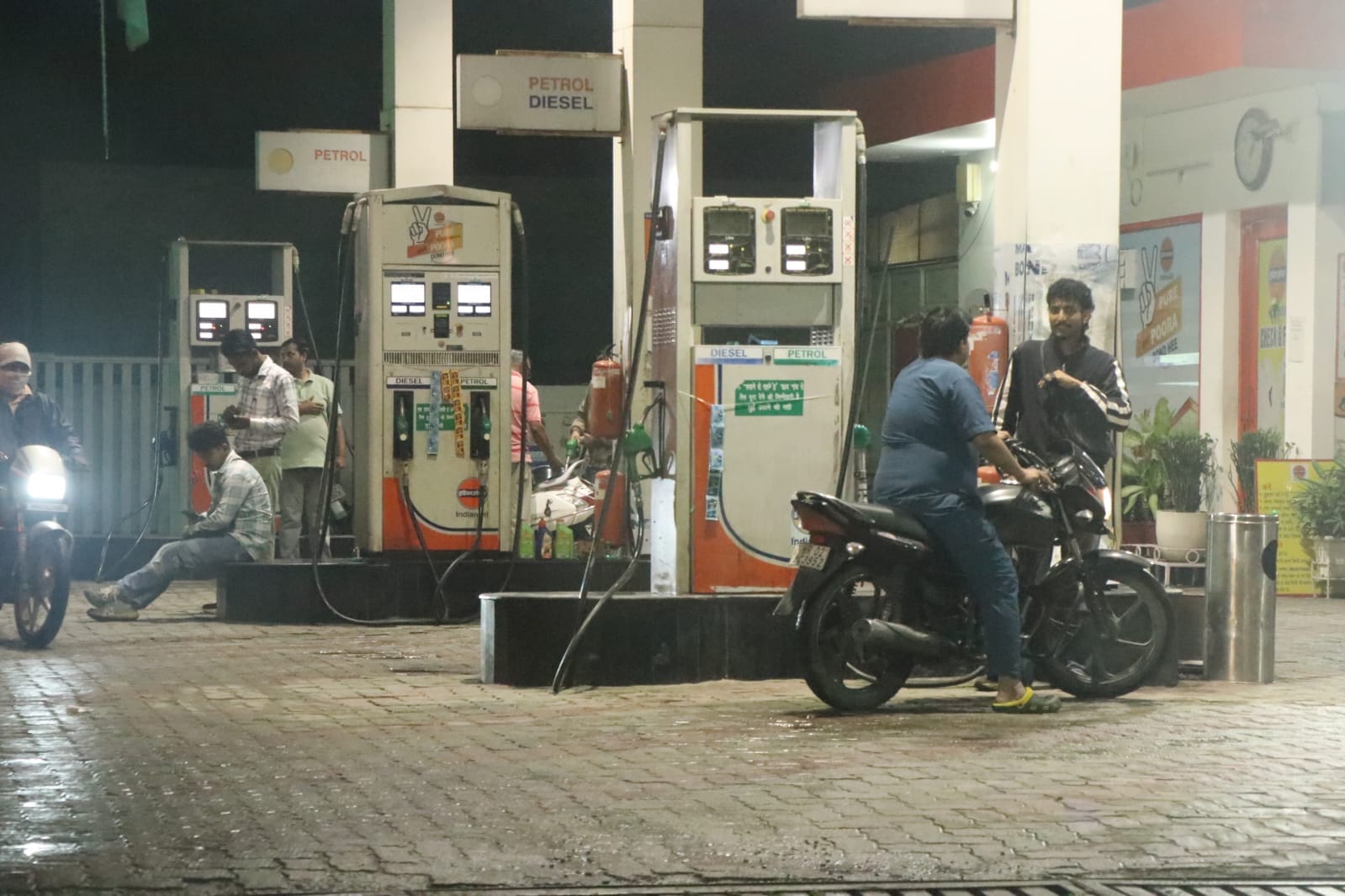 मदन गैस एजेंसी के बाहर लगी उपभोक्ताओं की भीड़। संवाद