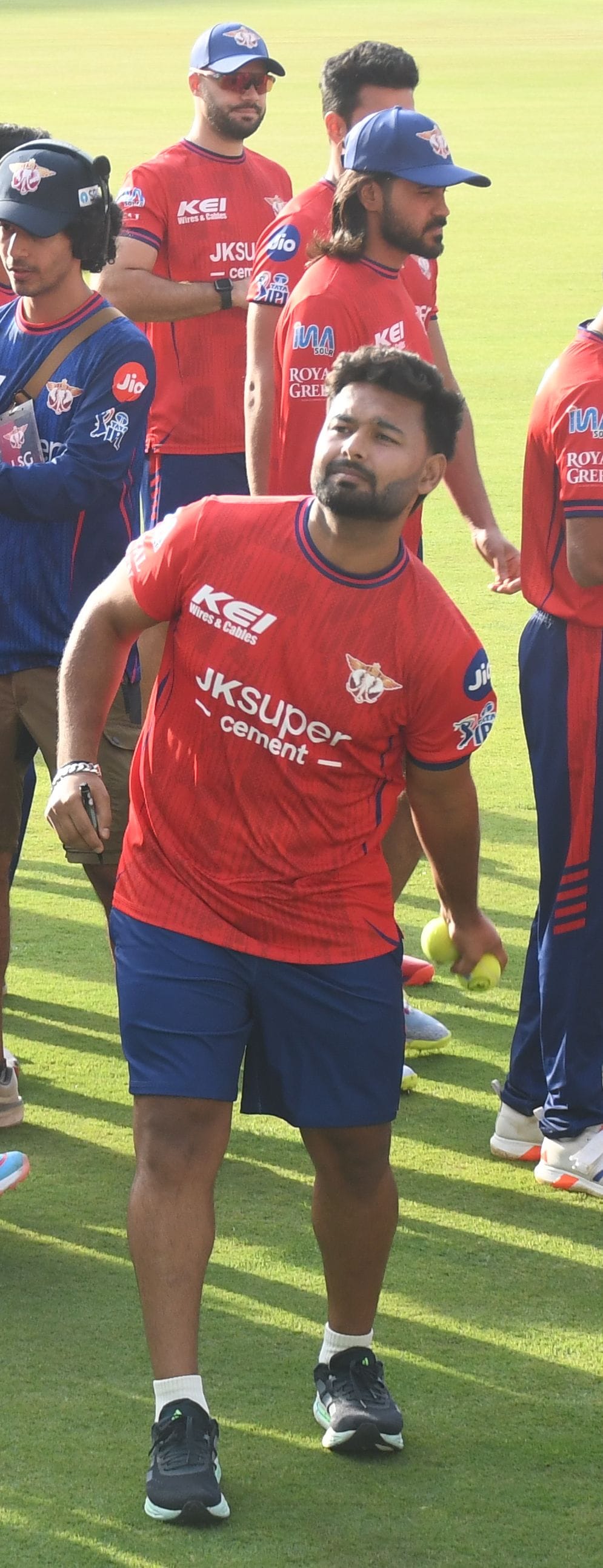 मैदान में खिलाड़यों को देखकर झूमे दर्शक मैदान में खिलाड़यों को देखकर झूमे दर्शक