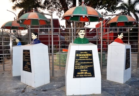 नगर निगम के बाहर अमर बलिदानियों की प्रतिमाओं की पुनर्स्थापना के बाद नारे लगातीं महापौर अर्चना व नगर निगम के बाहर अमर बलिदानियों की प्रतिमाओं की पुनर्स्थापना के बाद नारे लगातीं महापौर अर्चना व