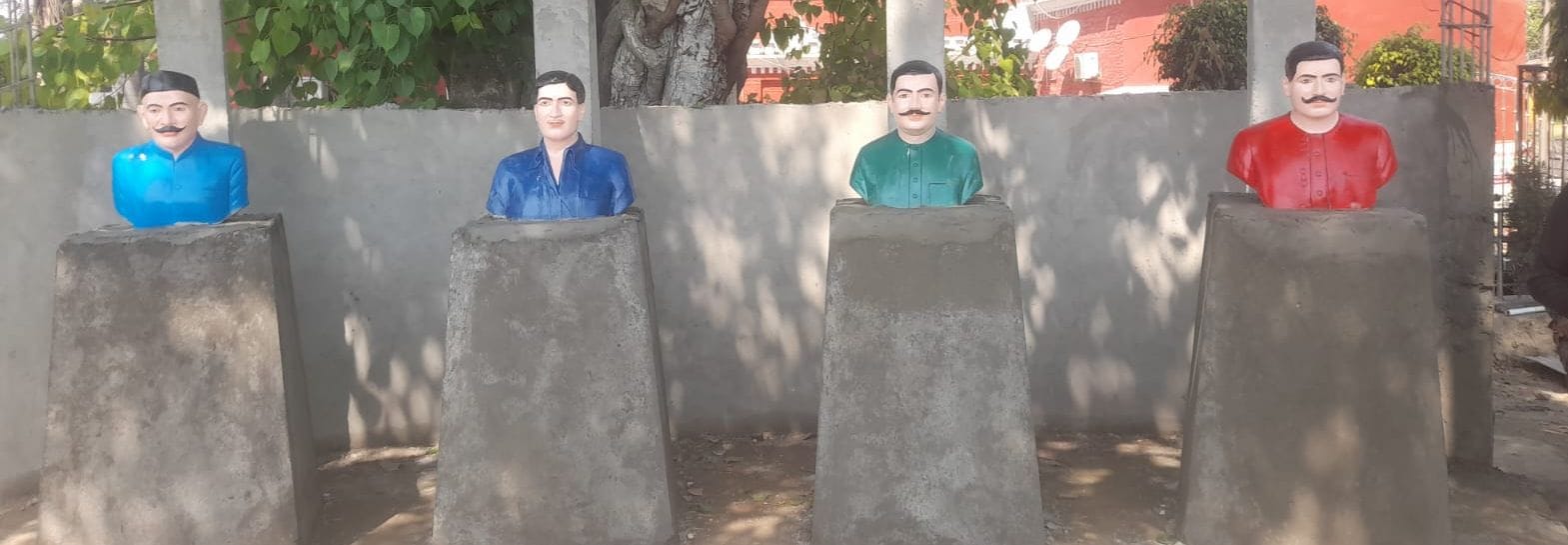 नगर निगम के बाहर अमर बलिदानियों की प्रतिमाओं की पुनर्स्थापना के बाद नारे लगातीं महापौर अर्चना व नगर निगम के बाहर अमर बलिदानियों की प्रतिमाओं की पुनर्स्थापना के बाद नारे लगातीं महापौर अर्चना व