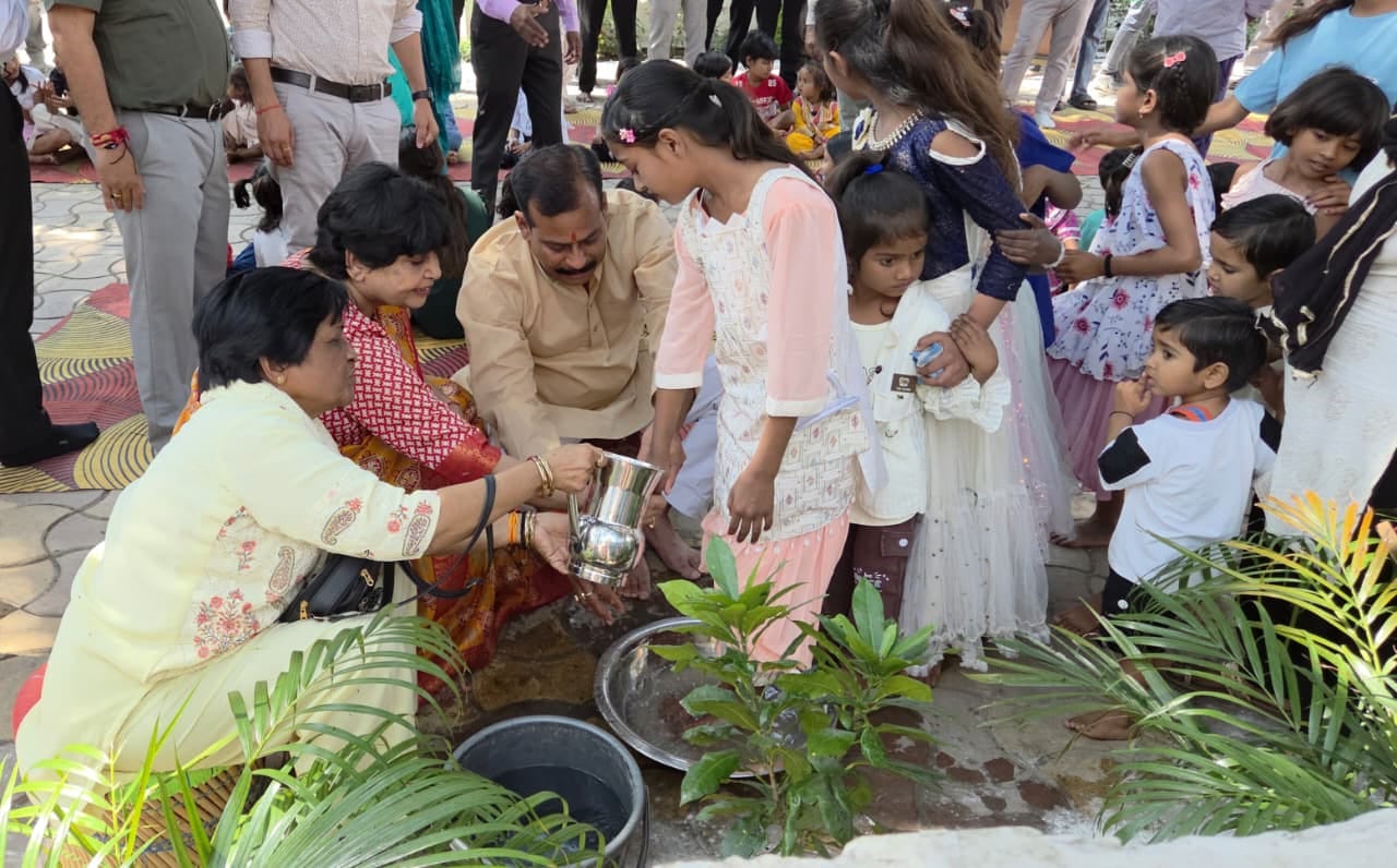 नगर पालिका में कन्या पूजन के दौरान भोजन करती कन्याएं। स्रोत: पालिका