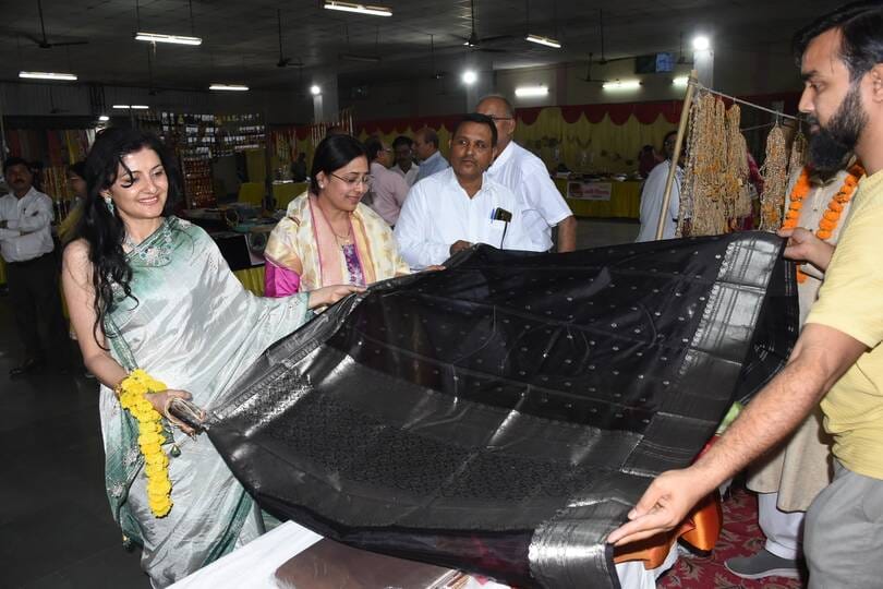 निरालानगर स्थित सरस्वती मंदिर परिसर में बृहस्पतिवार को हस्तशिल्प एवं हथकरघा मेले का शुभारंभ हुआ निरालानगर स्थित सरस्वती मंदिर परिसर में बृहस्पतिवार को हस्तशिल्प एवं हथकरघा मेले का शुभारंभ हुआ