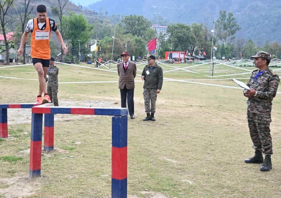 पंडोह में जारी अग्निवीर भर्ती रैली में दौड़ लगाते युवा। स्त्रोत- विभाग