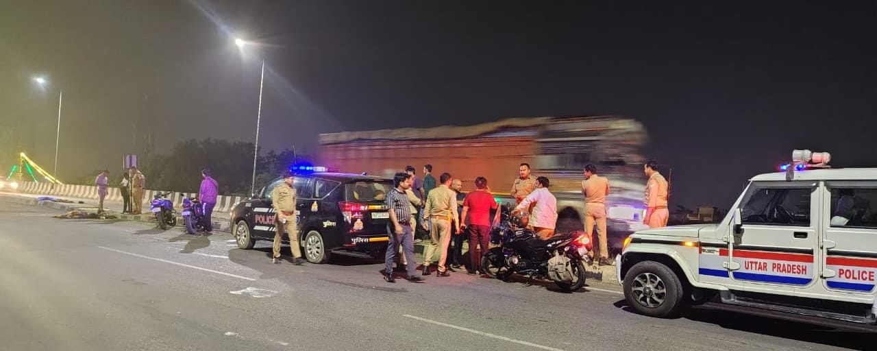पुलिस के कब्जे में एसयूवी व घटनास्थल पर मौजूद लोग व पुलिस।