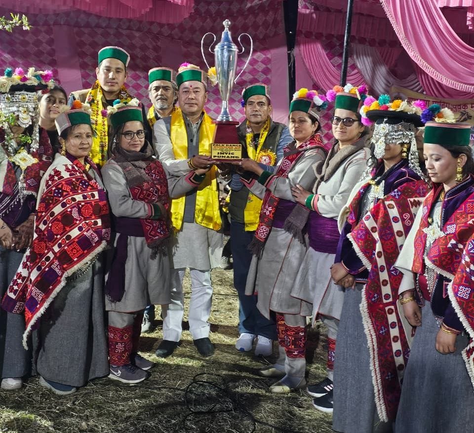 पूनंग में आयोजित लोक नृत्य प्रतियोगिता की विजेता टीम उरनी को सम्मानित करते मुख्यातिथि। संवाद