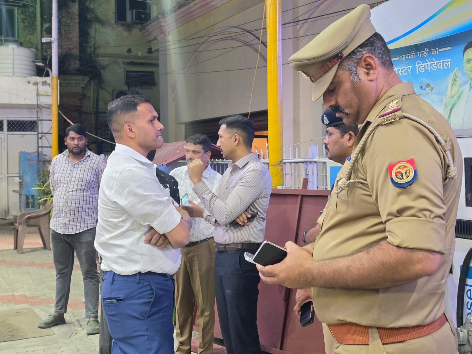 पेट्रोल पंपों का निरीक्षण करते जिलाधिकारी विशाख जी। 