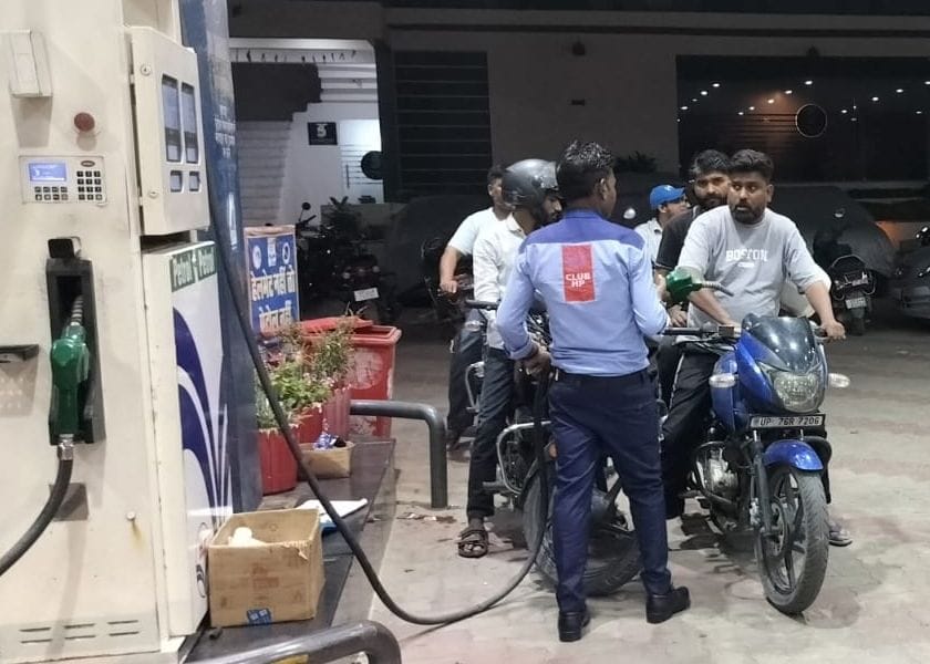 पेट्रोल पंप पर चेकिंग करते हुए जिला पूर्ति अधिकारी- स्त्रोत सूचना विभाग