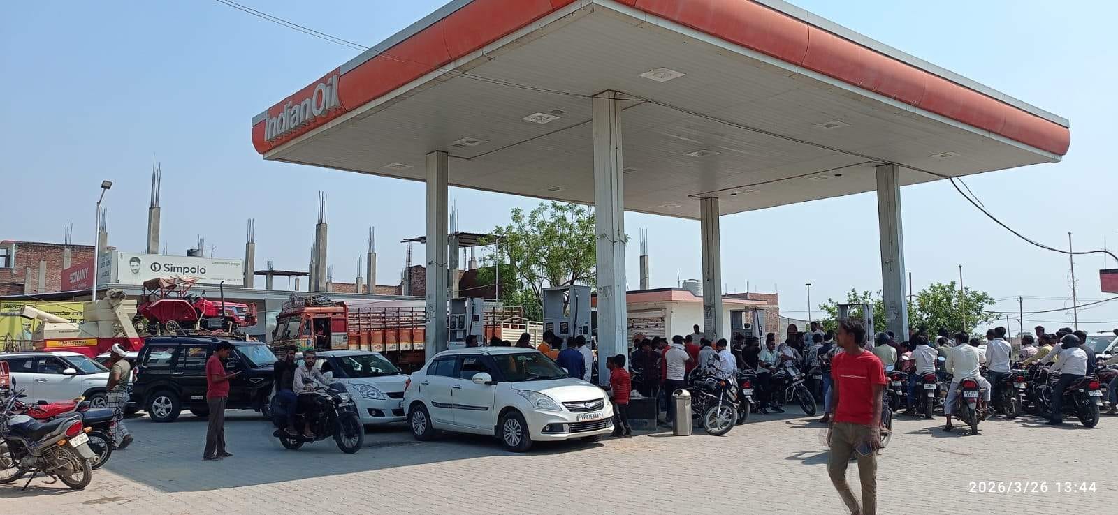 पवई में किसान सेवा केंद्र गालिबपुर पर पेट्रोल लेने के लिए लगी लंबी लाइन। संवाद