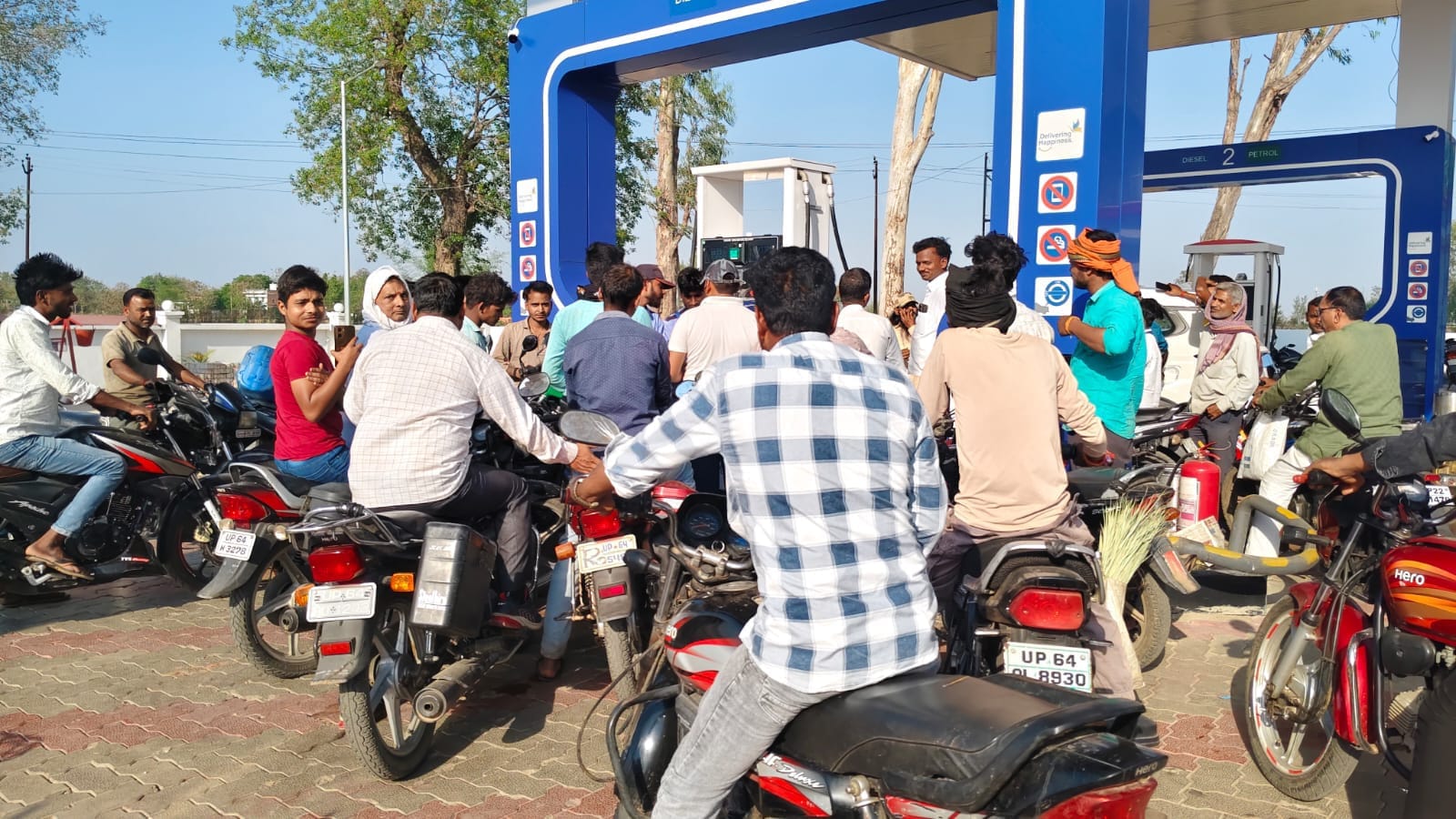 रॉबर्ट्सगंज स्थित एक पेट्रोल पंप पर डीजल पेट्रोल भरवाते लोग।संवाद
