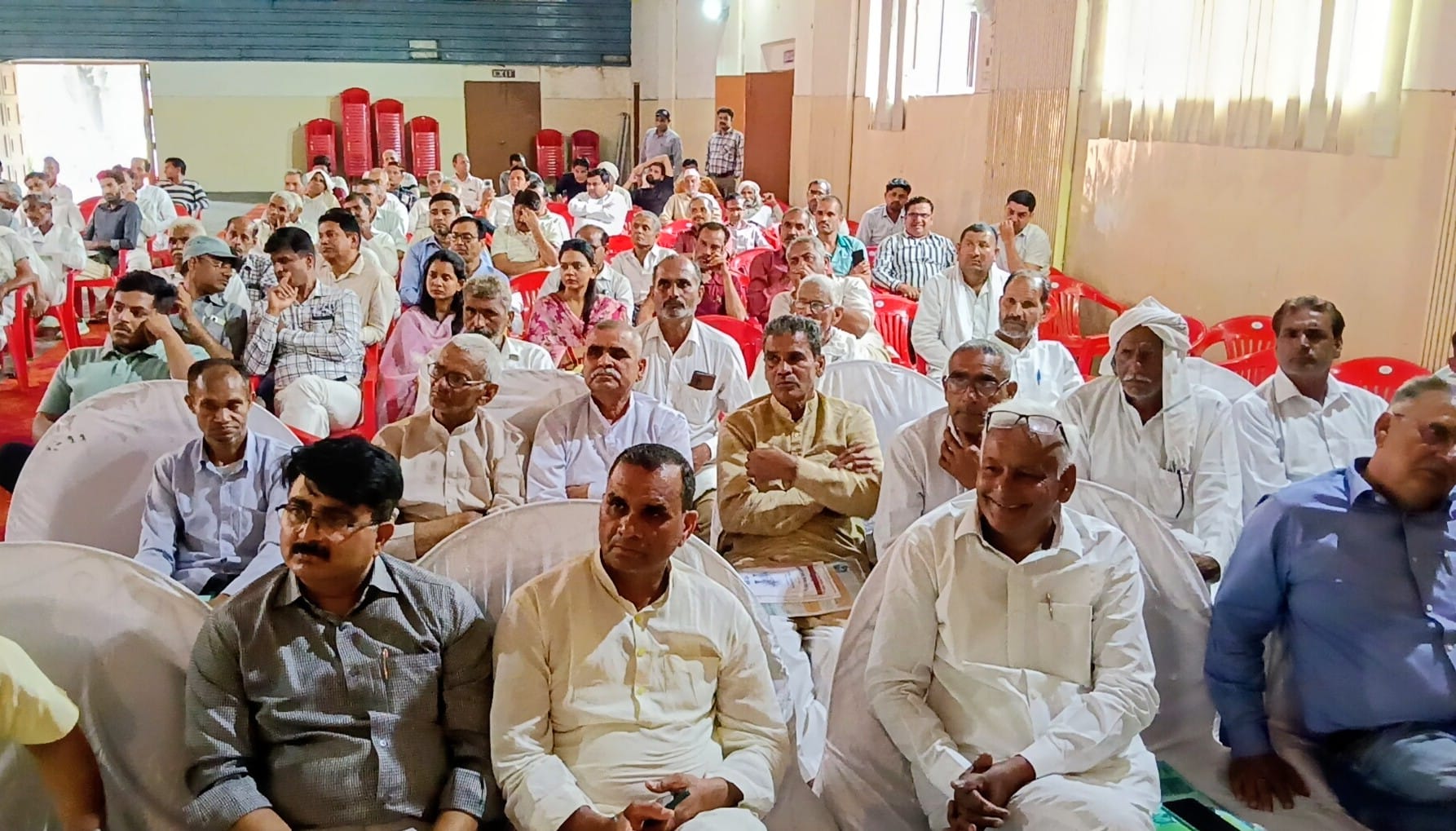 सहकारी गन्ना विकास समिति लि.  के सामान्य निकाय की बैठक में संबोधित करते समिति चेयरमैन विनोद भाट