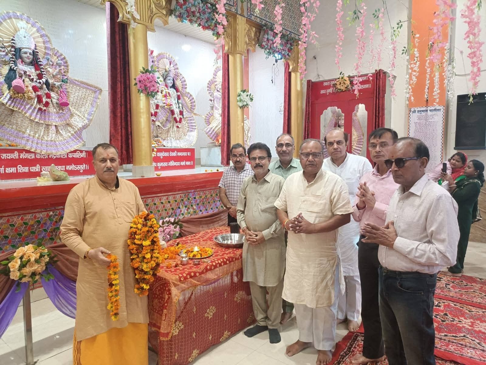 सेक्टर 10 स्थित माता वैष्णो देवी मंदिर में भजन संध्या के शुभारंभ पर मौजूद गुदगुदी जंक्शन समूह सेक्टर 10 स्थित माता वैष्णो देवी मंदिर में भजन संध्या के शुभारंभ पर मौजूद गुदगुदी जंक्शन समूह