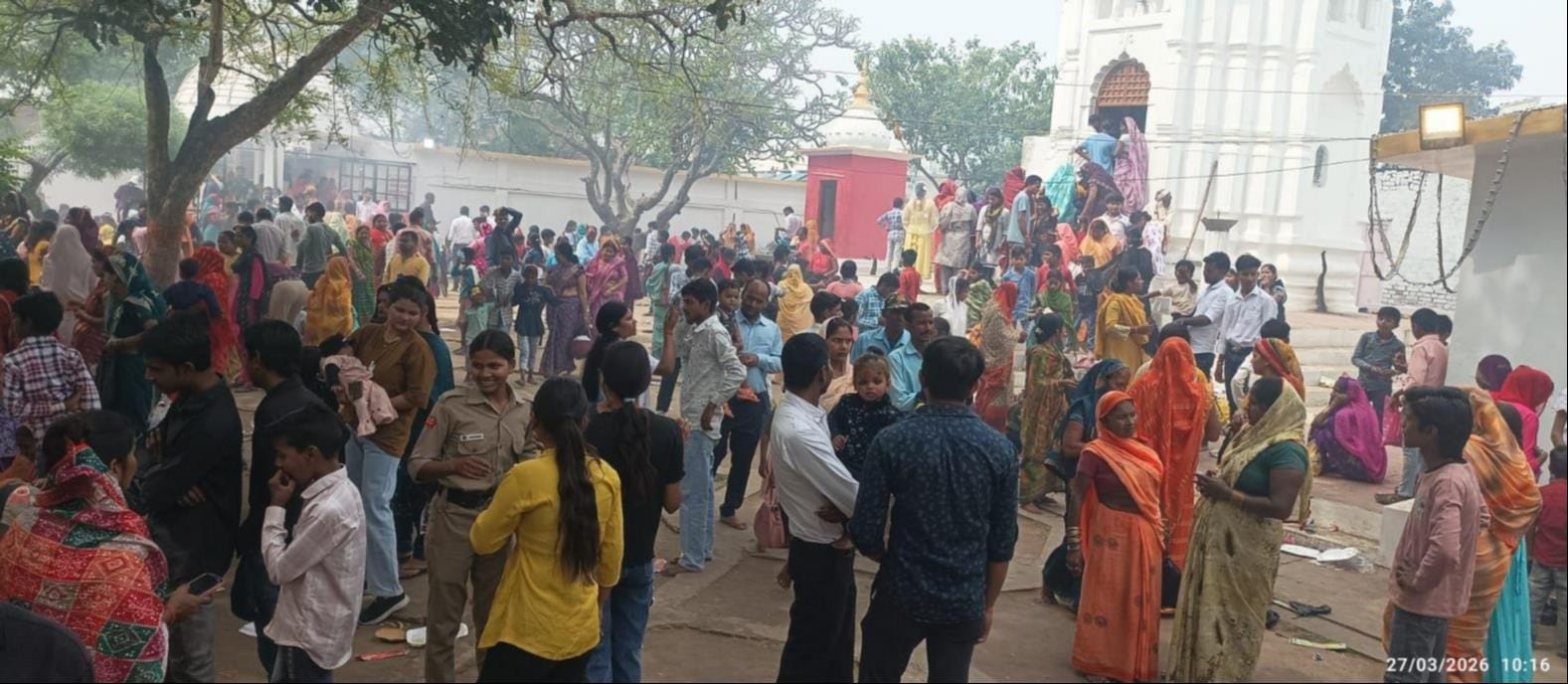 सर्वामाई धाम पर हवन करते श्रद्धालु।- सर्वामाई धाम पर हवन करते श्रद्धालु।-