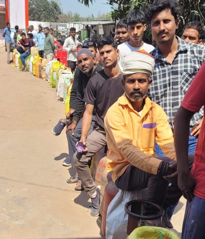 शहर के अंबेडकर चाैराहा स्थित गैस एजेंसी पर लगी उपभोक्ताओं की कतार व मनकापुर में गैस सिलिंडर के