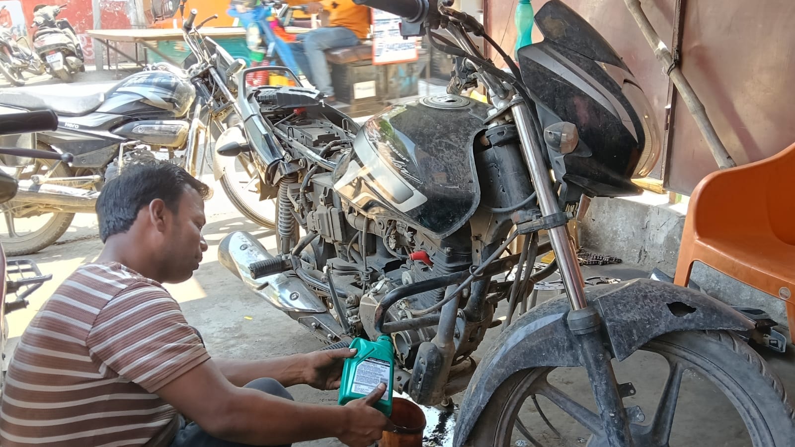 शहर की एक दुकान पर रखे परफ्यूम स्रोत : दुकानदार