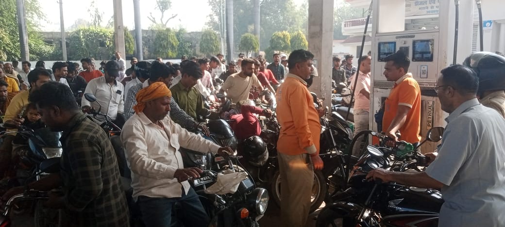 शहर में कपूर फिलिंग स्टेशन पर उमड़ी उपभोक्ताओं की भीड़ व इटियाथोक में डीजल-पेट्रोल के लिए जरीके