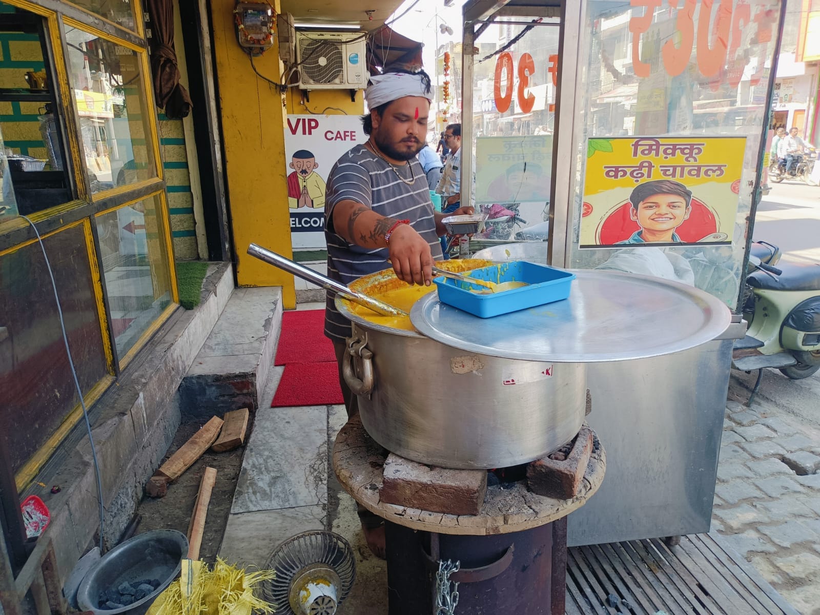 शामली के बड़ा बाजार में कोयले  की भट्टी पर समोसे बनाता हलवाई ।  संवाद