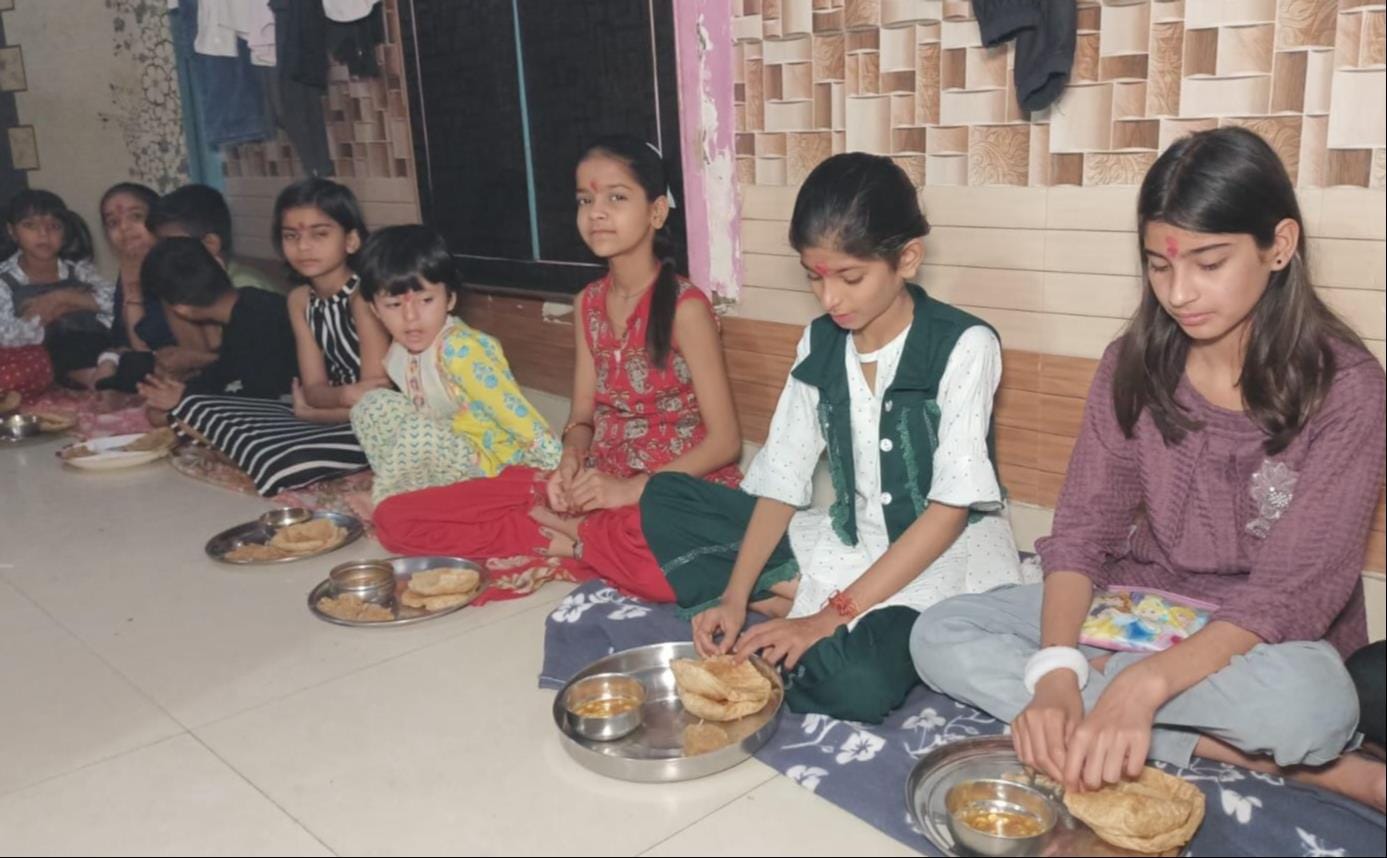 शामली में शहर के आठ्ठे वाला मंदिर में  दुर्गा अष्टमी पर प्रसाद चाढ़ाने के लिए श्रद्धालुओं की लग