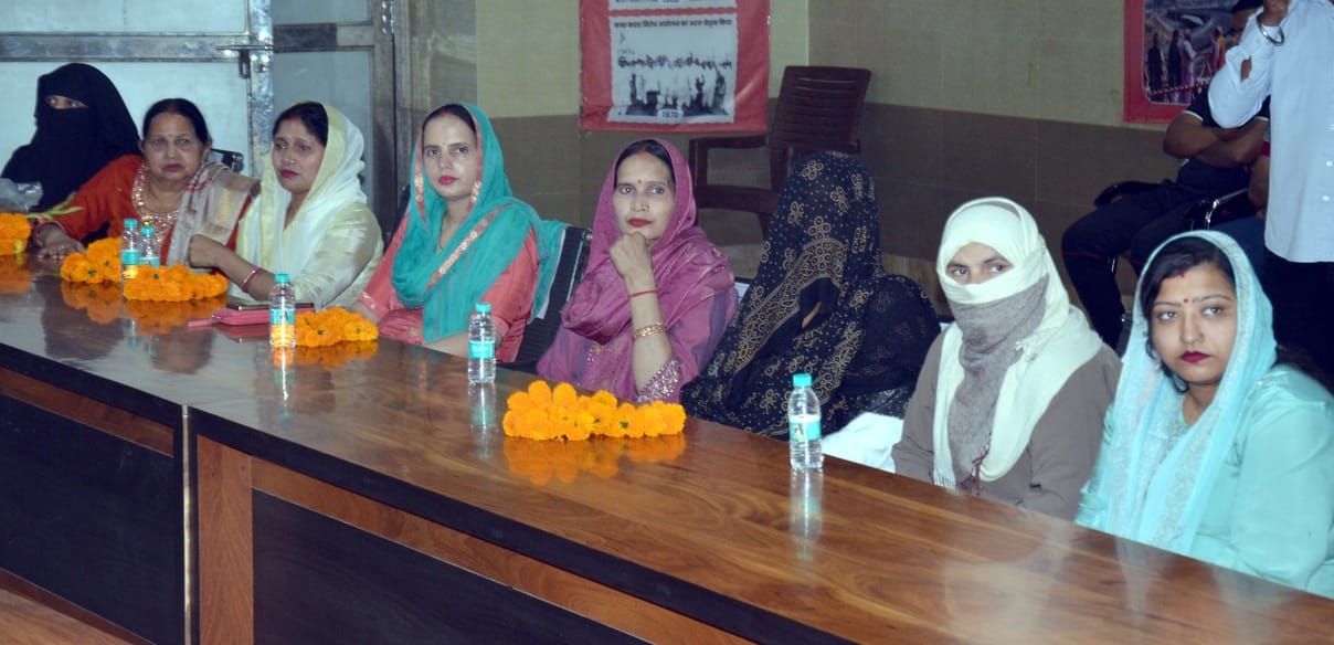 शामली नगर पालिका सभागार में आयोजित बोर्ड बैठक में भाग लेते सभासद । संवाद