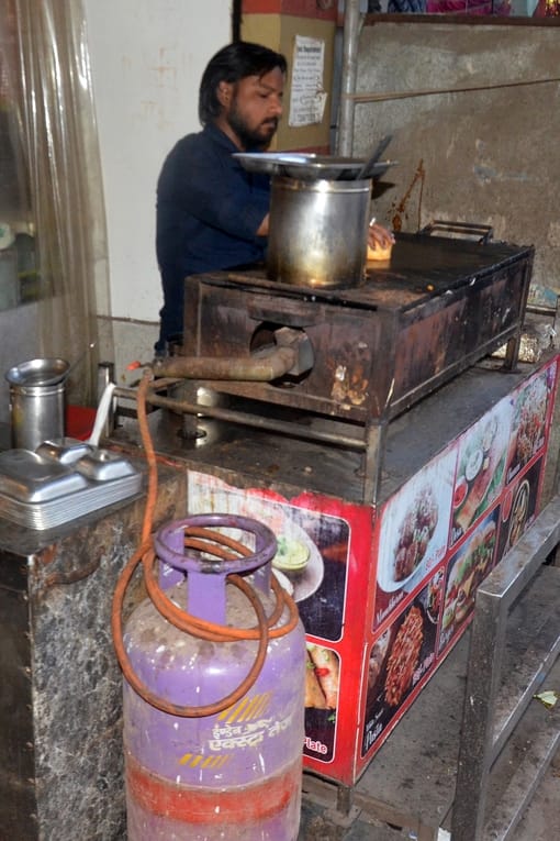टाउनहॉल स्थित गैस एजेंसी पर सिलिंडर बुक कराने के लिए खड़े ग्राहक। संवाद टाउनहॉल स्थित गैस एजेंसी पर सिलिंडर बुक कराने के लिए खड़े ग्राहक। संवाद