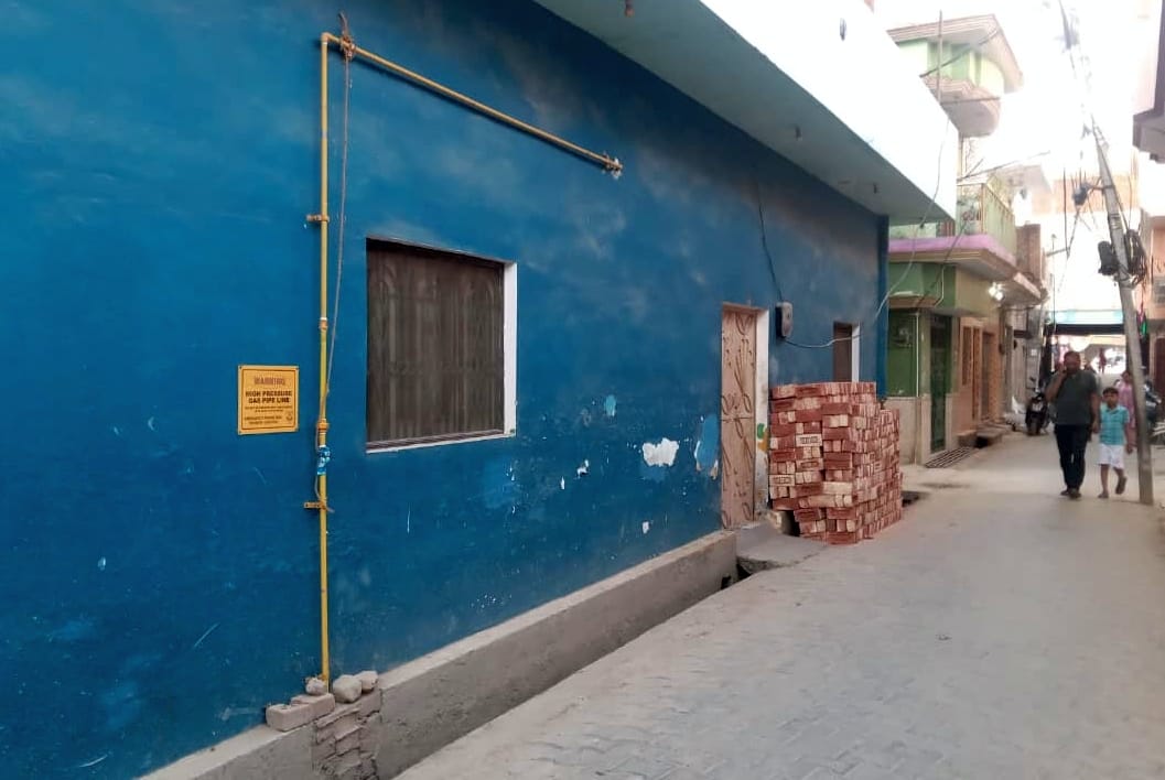 टाउनहॉल स्थित गैस एजेंसी पर सिलिंडर बुक कराने के लिए खड़े ग्राहक। संवाद टाउनहॉल स्थित गैस एजेंसी पर सिलिंडर बुक कराने के लिए खड़े ग्राहक। संवाद