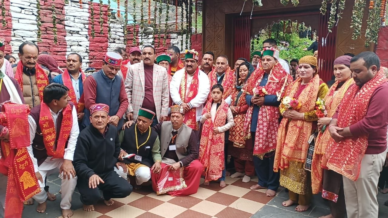 देहुरी स्थित माता पछला मंदिर में आयोजित श्री देवी भागवत पुराण कथा सुनते श्रद्धालु। संवाद 