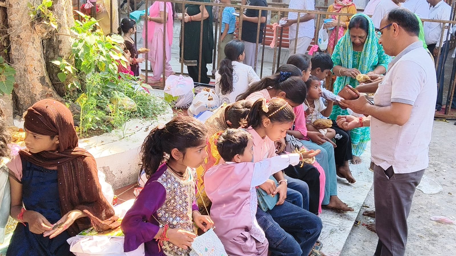 देवी भवन मंदिर के बाहर सजी दुकानों से खरीदारी करते लोग। संवाद देवी भवन मंदिर के बाहर सजी दुकानों से खरीदारी करते लोग। संवाद